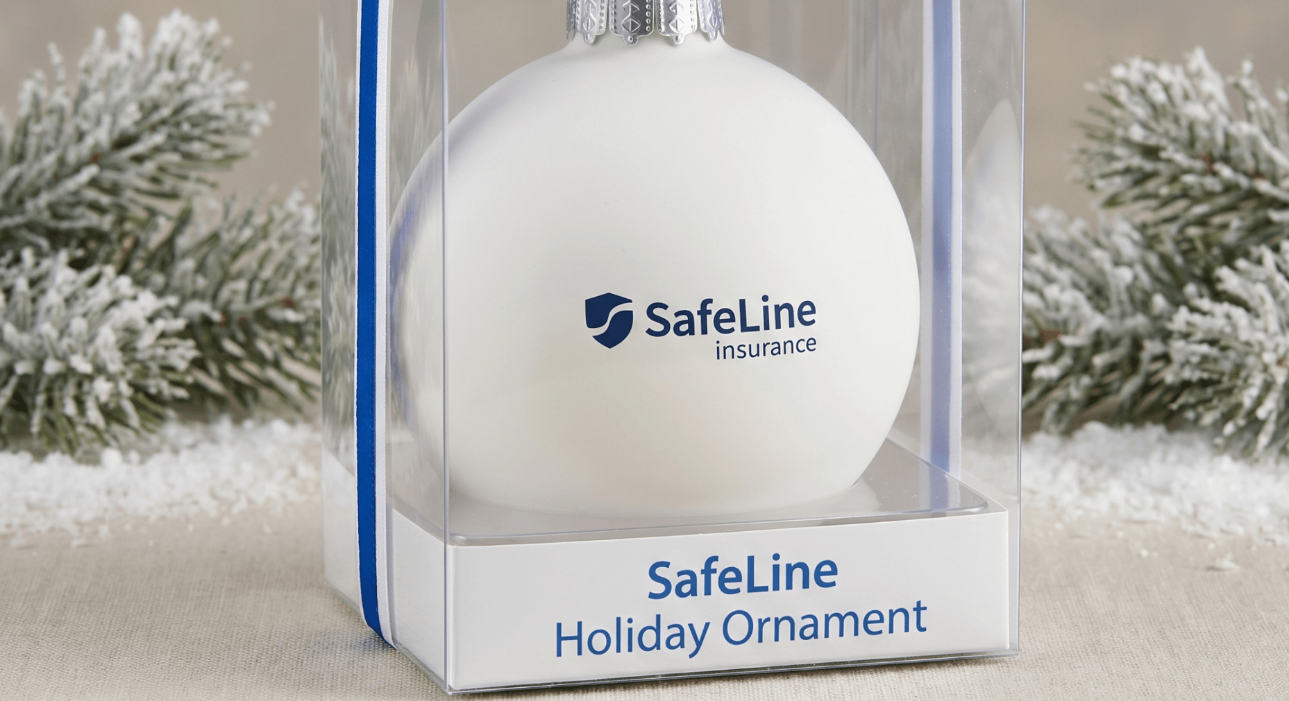Ложемент с печатью SafeLine insurance в новогоднем подарке
