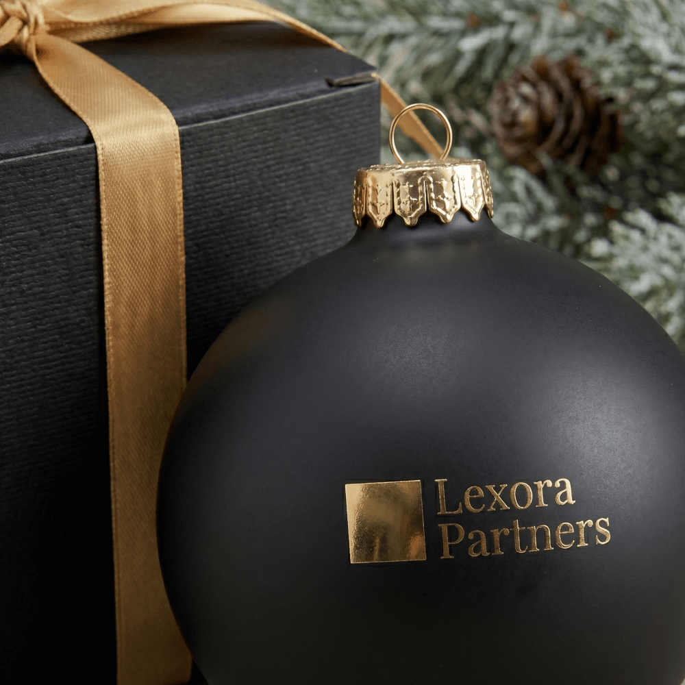 Глянцевая печать логотипа золотом на елочном шаре проект Lexora Partners