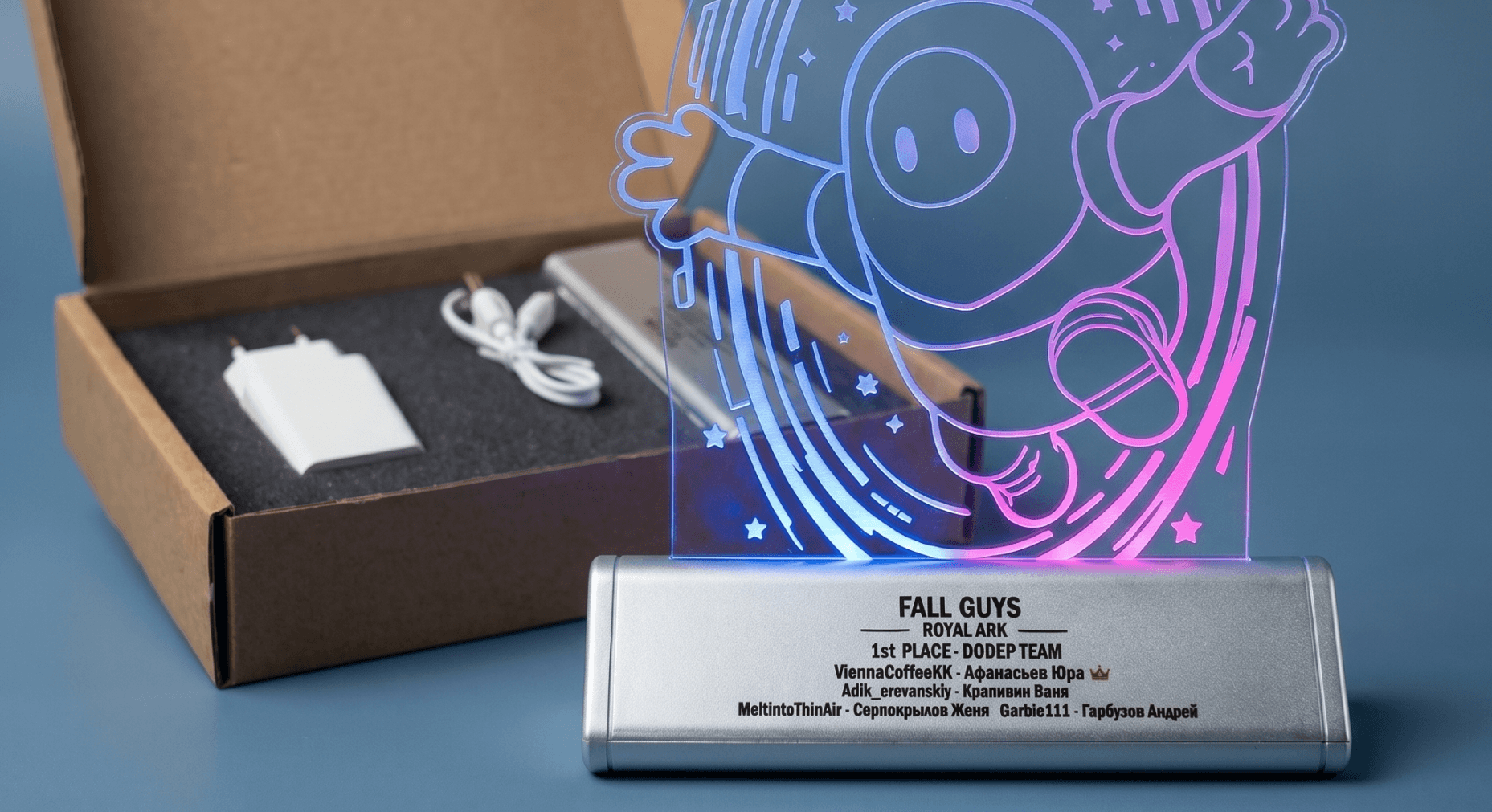 Комплектация набора для Fall Guys Акриловая стела с гравировкой в подарочной коробке