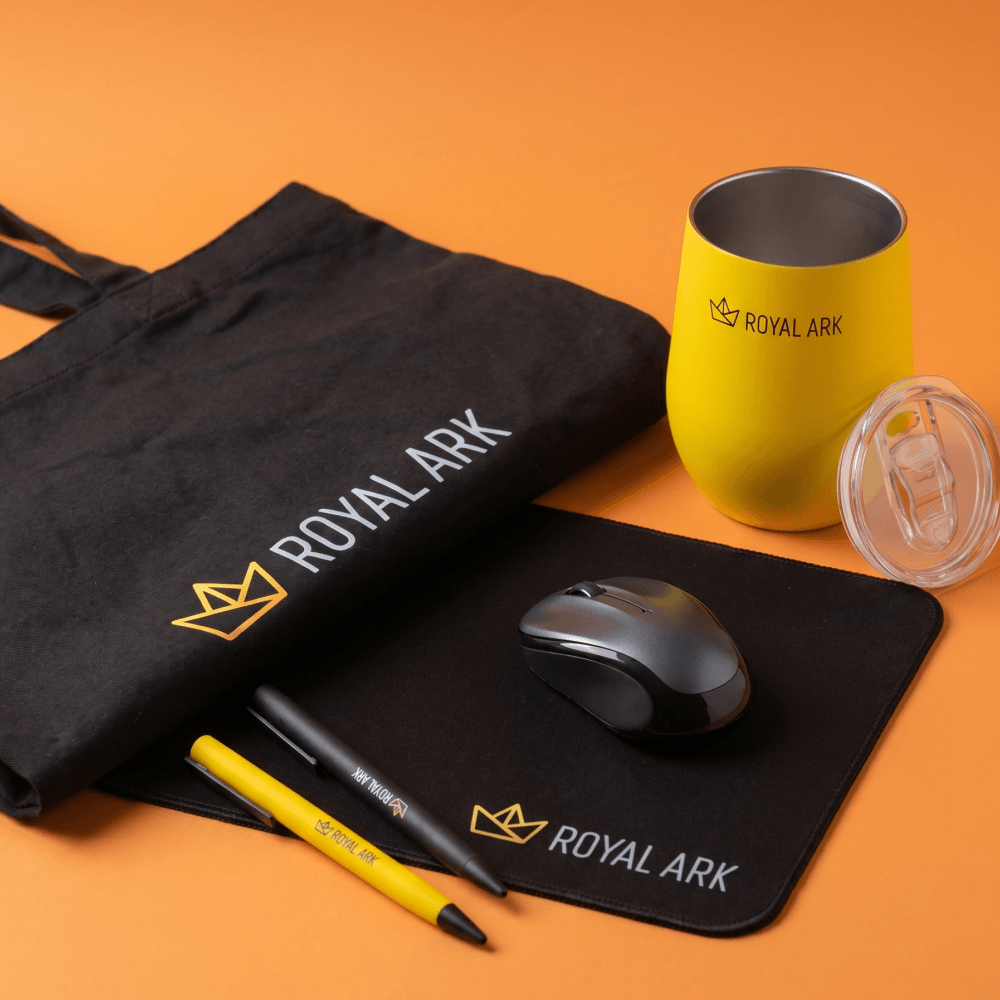 Черно-желтый office swag для iGaming студии Royal Ark: шоппер, термокружка, коврик и ручки