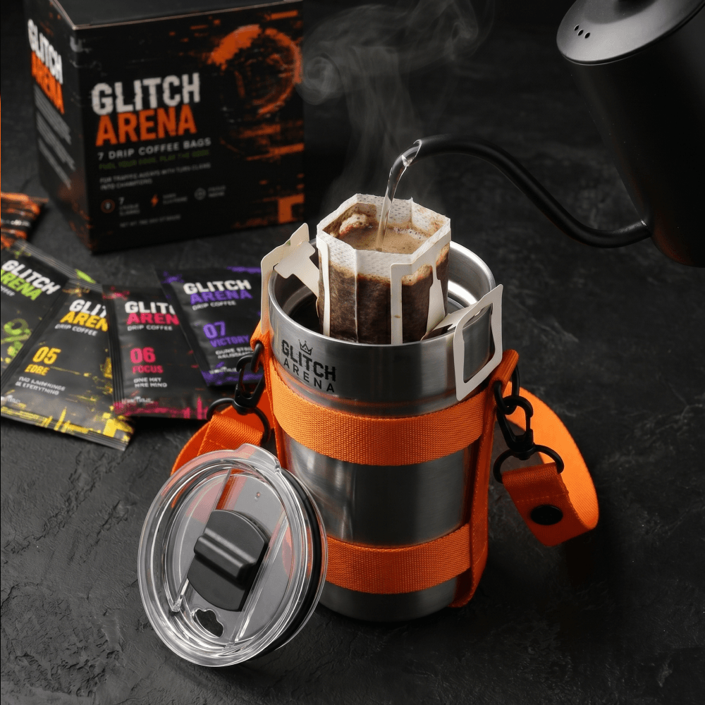 процесс Заваривания дрип кофе GLITCH ARENA в металлической кружке с логотипом