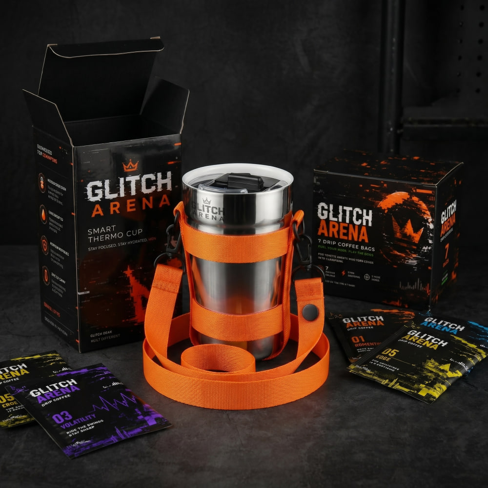 Термокружка GLITCH ARENA в использовании с установленным drip-пакетом кофе, рядом фирменная упаковка и кофейные саше